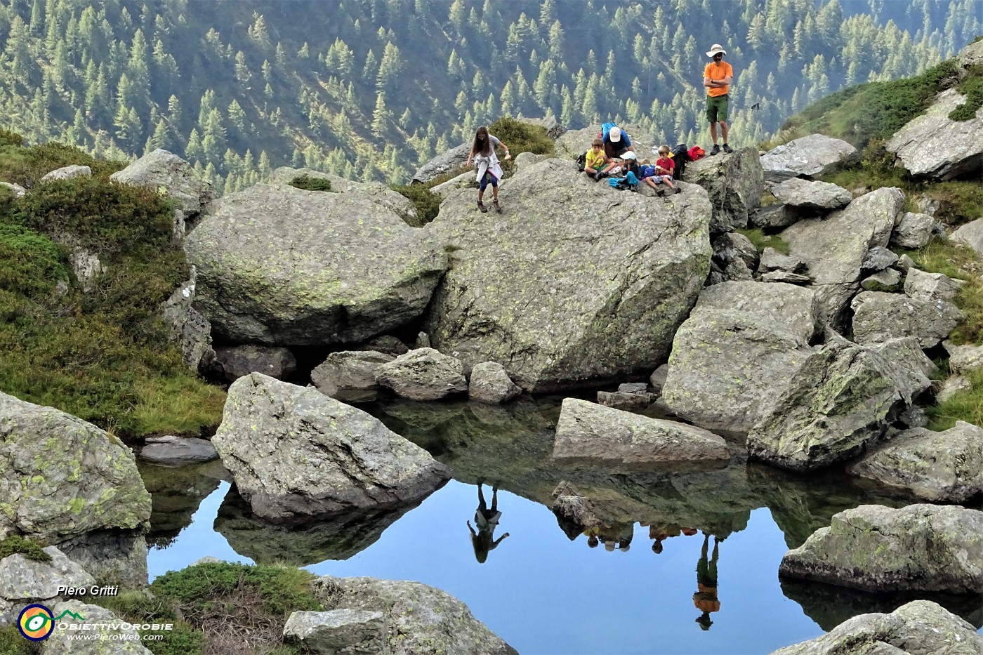 40 Escursionisti a pic-nic al Lago di Cavizzola (1911 m) .JPG